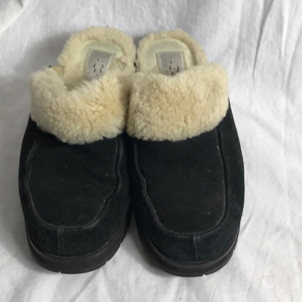 UGg 5372 Black Suede Lined Mules